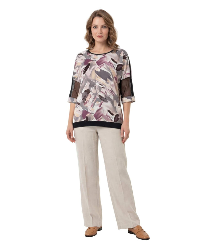 Дамска официална туника големи размери с абстрактен десен и черна мрежа на ръкавите, заснета в цял ръст на бял фон.