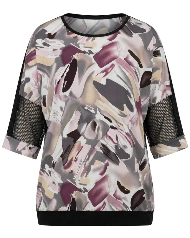 Плосък кадър на официална туника големи размери с абстрактен десен, черни акценти и полупрозрачни мрежести ръкави на бял фон.