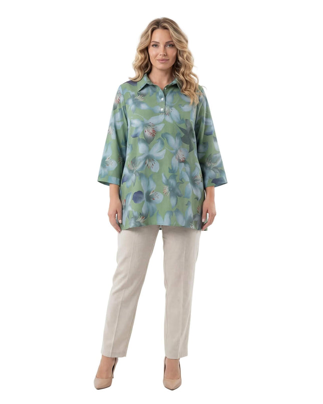 Официална зелена макси риза на цветя с разкроен силует, заснета в цял ръст отпред на бял фон.