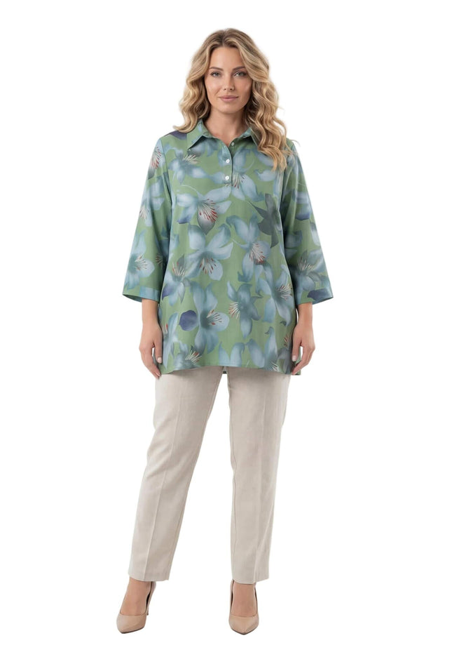 Официална зелена макси риза на цветя с разкроен силует, заснета в цял ръст отпред на бял фон.