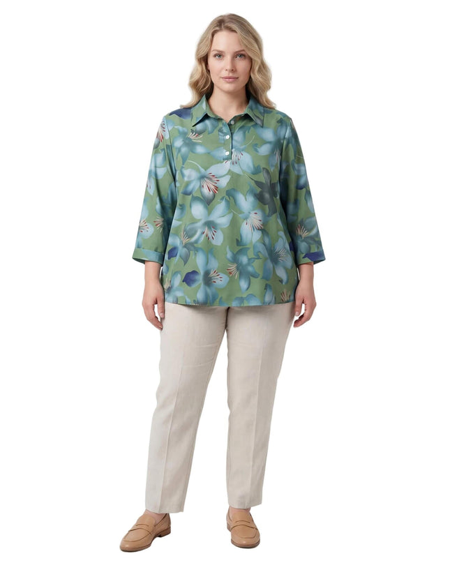 Официална зелена макси риза на цветя с яка, копчета и 7/8 ръкави, съчетана с бежов панталон. Изглед отпред в цял ръст на бял фон.