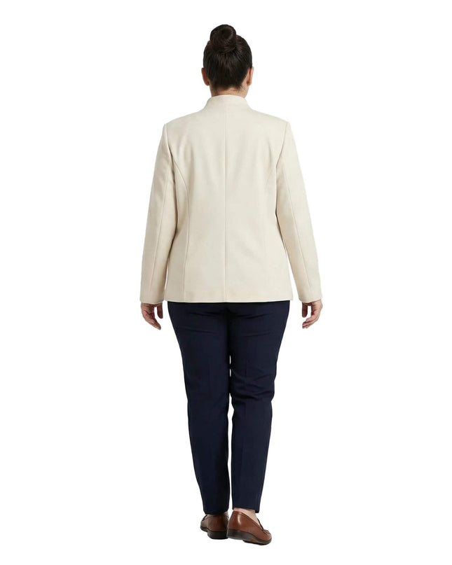 Официално бежово дамско сако с ефектно деколте, снимано отзад в цял ръст на бял фон, показващо правата кройка.