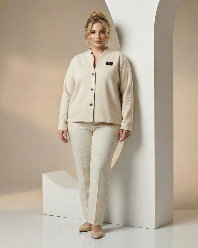 Официално бежово дамско сако големи размери с ефектно деколте и декоративни копчета, изглед в цял ръст.