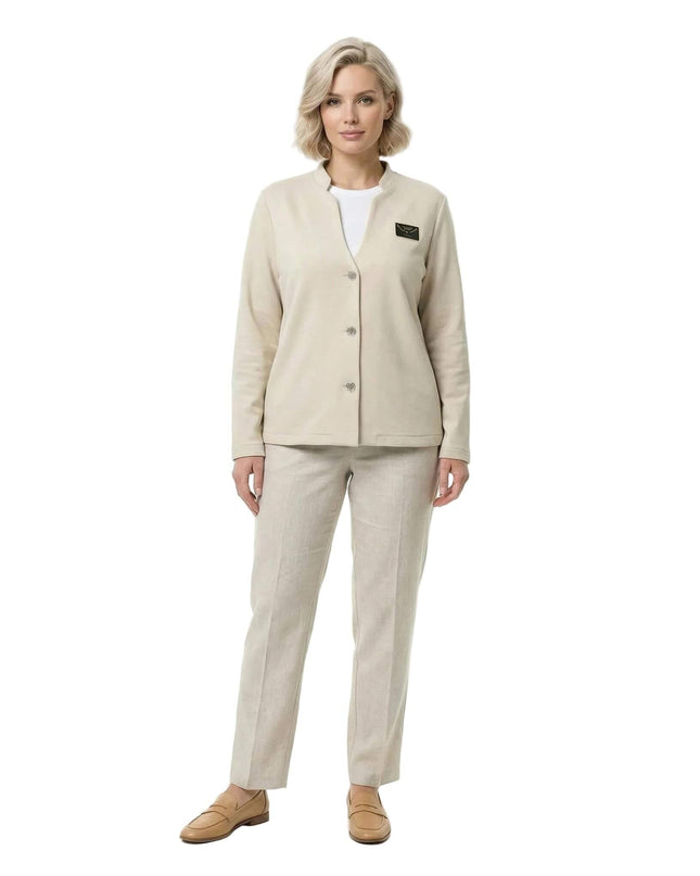 Официално бежово дамско сако с ефектно деколте големи размери, показано в цял ръст на бял фон, съчетано с панталон.