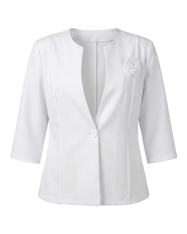 Официално бяло сако за макси дами с права кройка, едно копче, 7/8 ръкави и детайл роза на ревера, представено на бял фон.