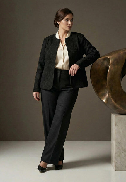 Официално черно сако големи размери с ефектна релефна текстура и свободна кройка, представено в цял ръст.