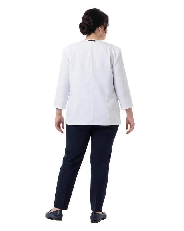 Официално дамско бяло сако големи размери със 7/8 ръкави и структуриращи шевове, представено в изглед отзад.