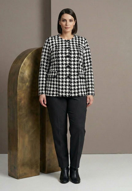 Официално дамско сако с десен пепит в черно и бяло за макси дами, представено в цял ръст върху модел.