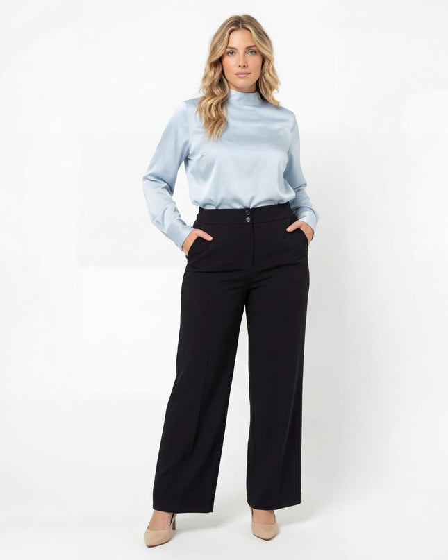 Официален черен панталон с права кройка и висока талия, показан в цял ръст отпред на бял фон. Моделът държи ръцете си в страничните джобове.