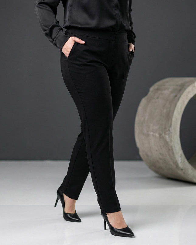 Официален черен панталон в големи размери с права кройка и странични джобове, декорирани с дискретни камъни, показан върху модел.