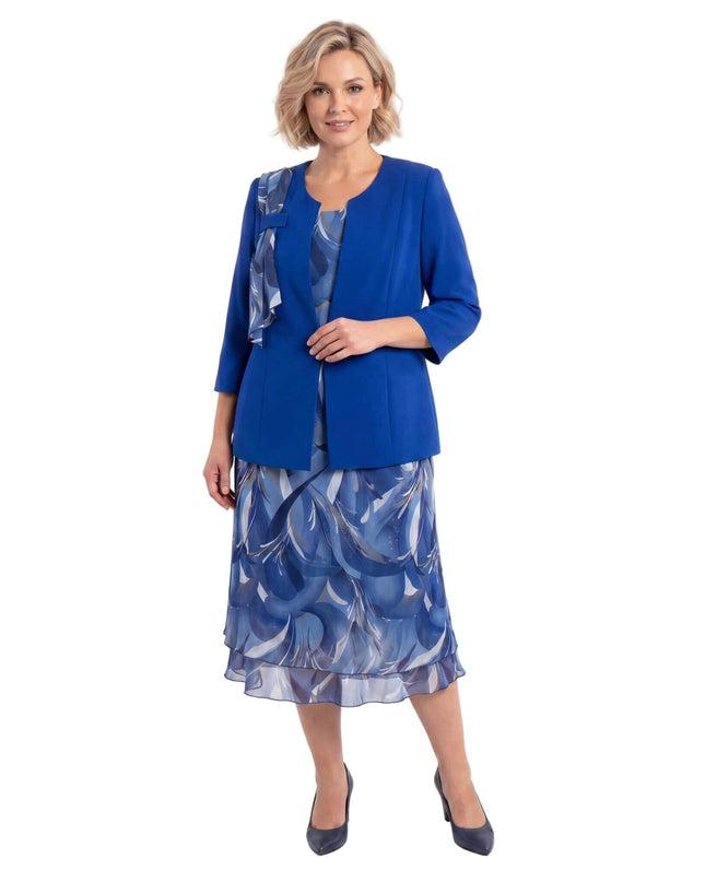Официален дамски костюм големи размери в кралскосин цвят, включващ сако и шифонена рокля с флорален принт. Представен в цял ръст на бял фон.