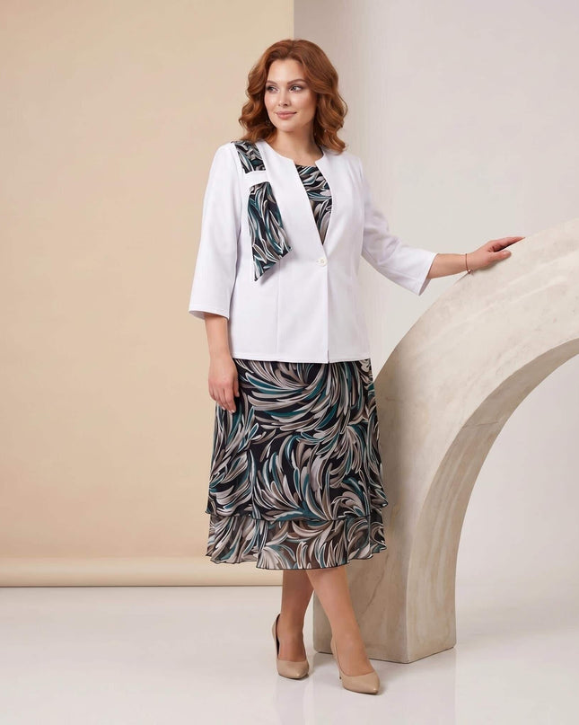 Официален дамски костюм от две части в големи размери, съчетаващ бяло сако и шарена шифонена рокля с разкроена кройка. Кадър в цял ръст.