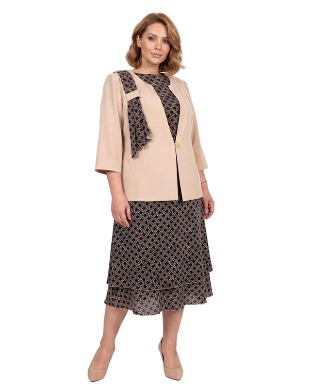 Официален дамски костюм с бежово сако и етажирана рокля с геометричен принт, заснет в цял ръст на бял фон.