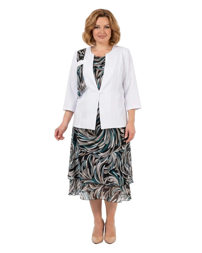 Елегантен дамски костюм от две части с бяло сако и шарена шифонена рокля в големи размери, показан в цял ръст на бял фон.