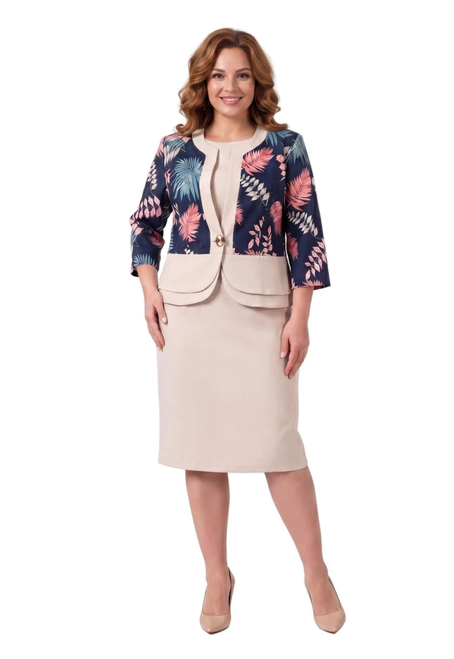 Официален комплект от права бежова рокля и тъмносиньо сако с флорален десен на тропически листа, цял ръст на бял фон.