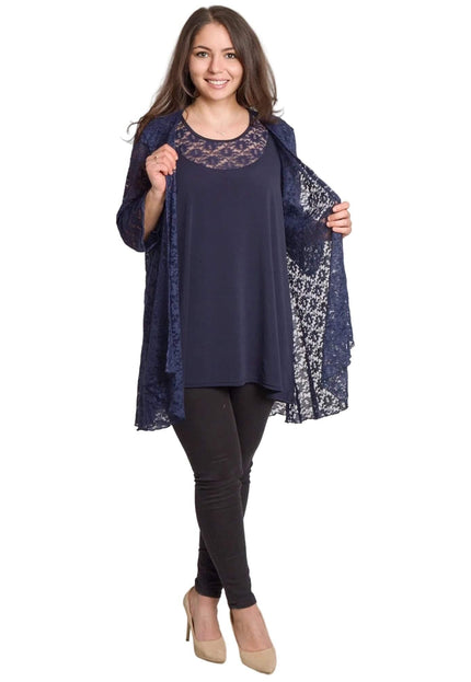 Елегантен официален комплект от тъмносиня туника и дантелено сако, сниман в цял ръст отпред. Моделът показва свободната кройка и фината дантела на връхната дреха.