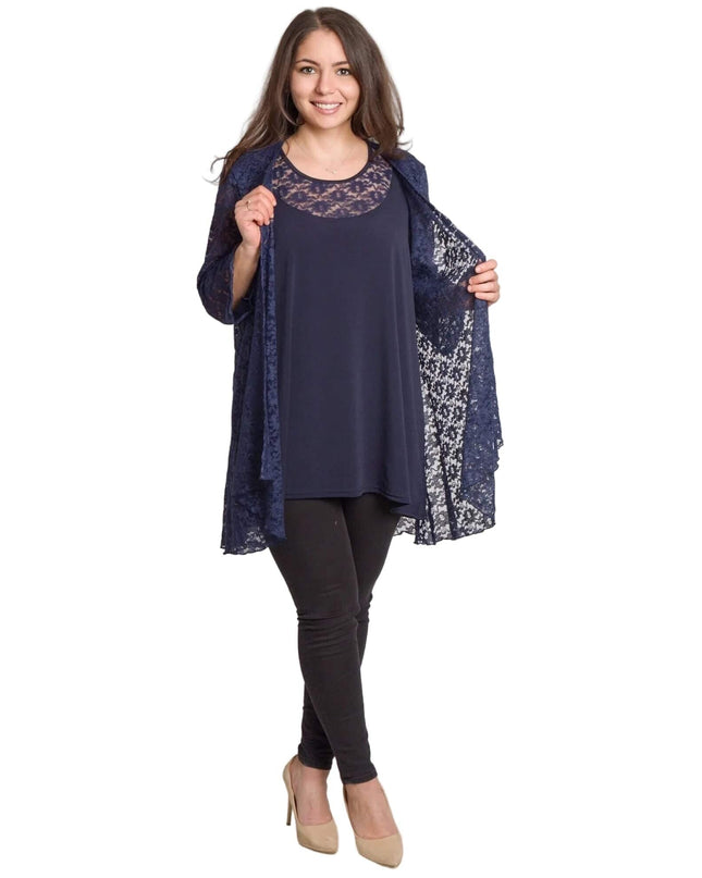 Елегантен официален комплект от тъмносиня туника и дантелено сако, сниман в цял ръст отпред. Моделът показва свободната кройка и фината дантела на връхната дреха.