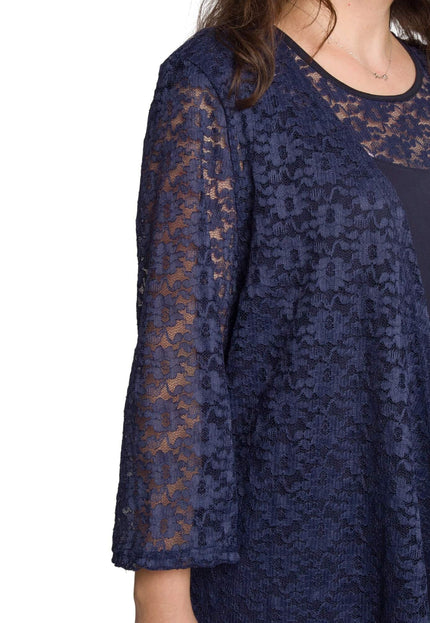 Детайлен поглед към официален комплект тъмносиня туника с дантелено сако, показващ текстурата на дантелата и ръкава на бял фон.