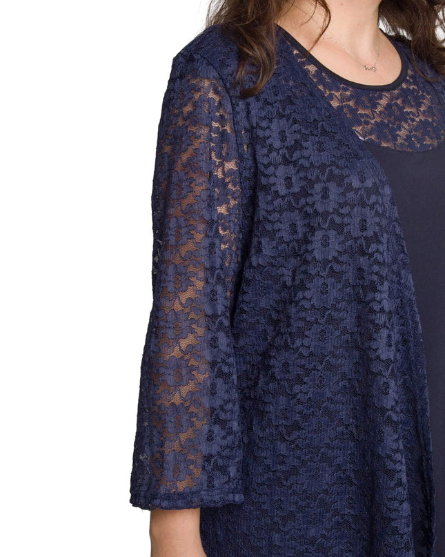 Детайлен поглед към официален комплект тъмносиня туника с дантелено сако, показващ текстурата на дантелата и ръкава на бял фон.