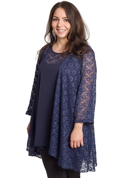 Елегантен официален комплект от тъмносиня туника и дантелено сако с флорални мотиви, представен върху модел в 3/4 кадър на бял фон