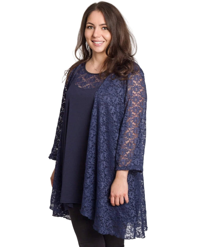 Елегантен официален комплект от тъмносиня туника и дантелено сако с флорални мотиви, представен върху модел в 3/4 кадър на бял фон