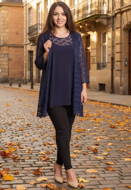 Елегантен официален комплект от тъмносиня туника и дантелено сако, представен в цял ръст на фона на улица с есенни листа.