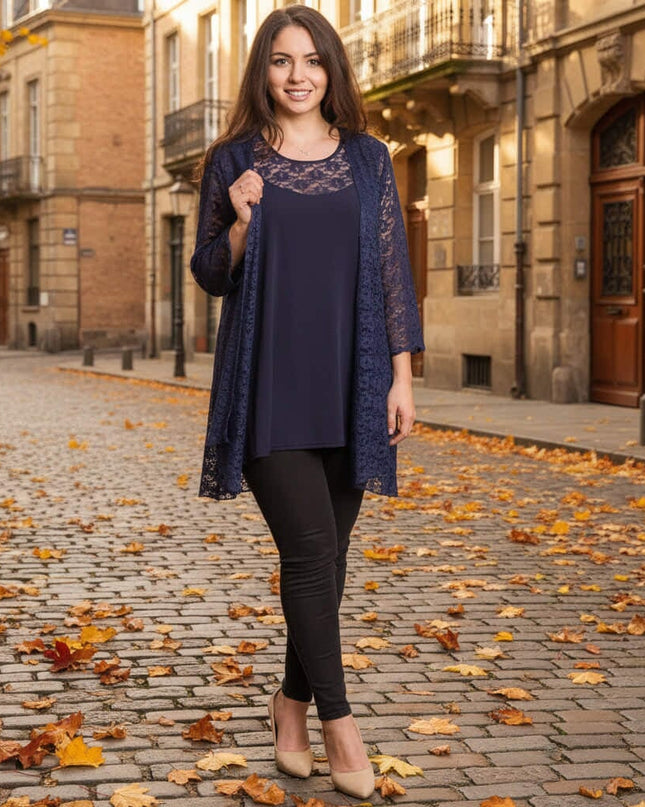 Елегантен официален комплект от тъмносиня туника и дантелено сако, представен в цял ръст на фона на улица с есенни листа.