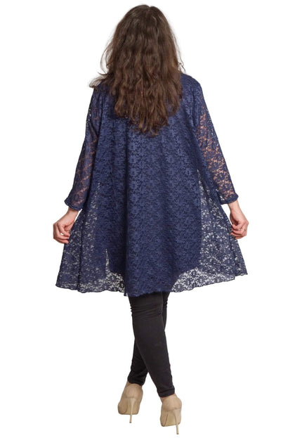 Тъмносин официален комплект от туника и дантелено сако, сниман отзад. Вижда се свободната кройка, дължината на модела и текстурата на дантелата.