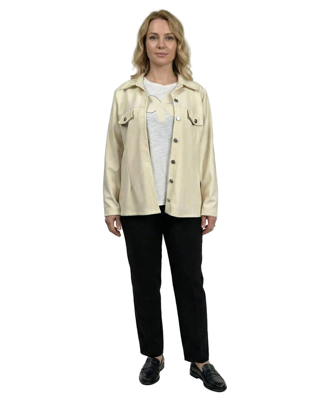 Официален макси сет от сако и блуза в цвят екрю, заснет в цял ръст. Сакото е с копчета и джобове, а под него се вижда блуза с нежна декорация.