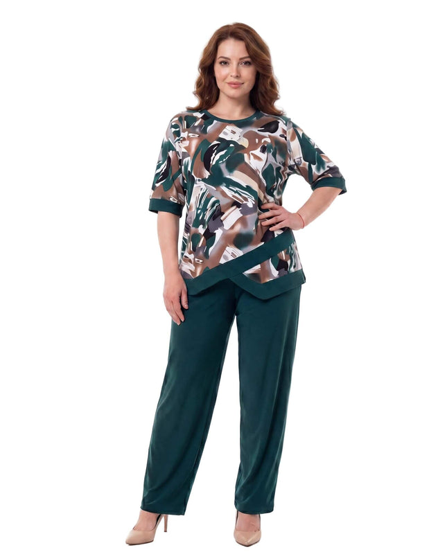 Официален масленозелен макси комплект от туника и панталон. Кадър в цял ръст на бял фон, демонстриращ абстрактния принт и асиметричната кройка отпред.