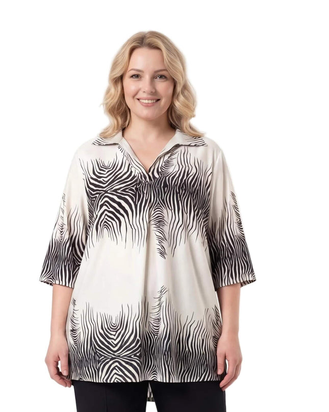 Официална бежова макси риза с къс ръкав, остро деколте и абстрактен принт, снимана отпред на бял фон.