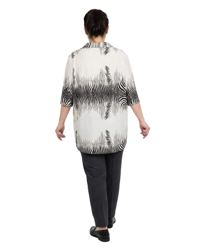 Официална бежова макси риза с къс ръкав и абстрактен принт, поглед отзад, цял ръст на модел върху бял фон.