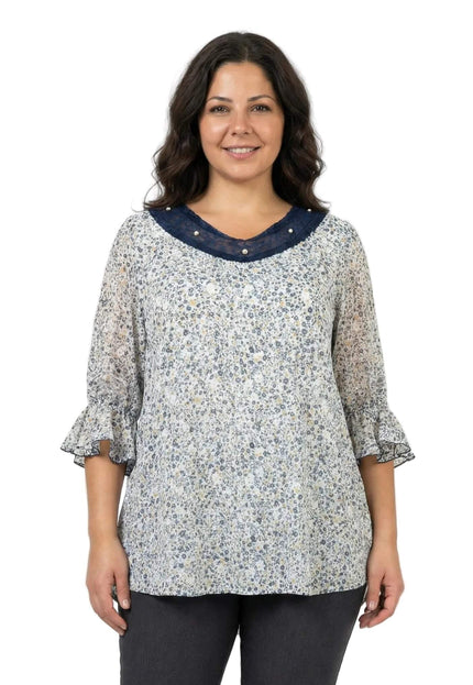 Официална бяла макси туника с цветен принт и декорация от перли и тюл, вид отпред върху модел. Елегантна визия със 7/8 ръкави, завършващи с волани.