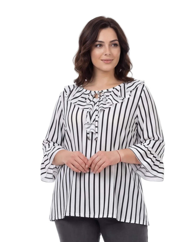 Официална бяла туника на тъмносиньо райе с разкроени ръкави, представена в цял ръст върху модел на бял фон.