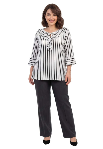 Официална бяла туника на тъмносиньо райе с набрано деколте и 7/8 разкроени ръкави, представена в цял ръст на бял фон.