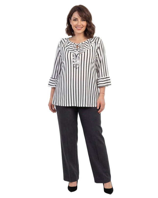 Официална бяла туника на тъмносиньо райе с набрано деколте и 7/8 разкроени ръкави, представена в цял ръст на бял фон.