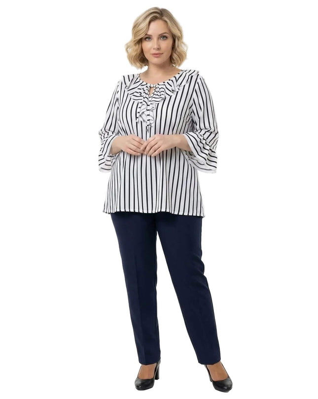 Официална бяла туника на тъмносиньо райе макси размери, цял ръст на бял фон.