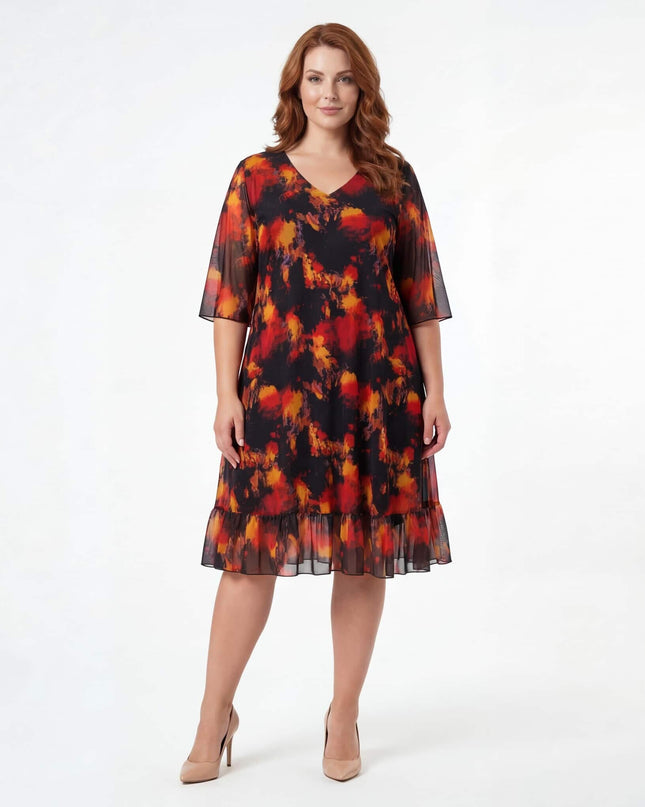 Официална черна макси рокля с шифон и огнен принт, V-образно деколте и волан на подгъва, показана в цял ръст.