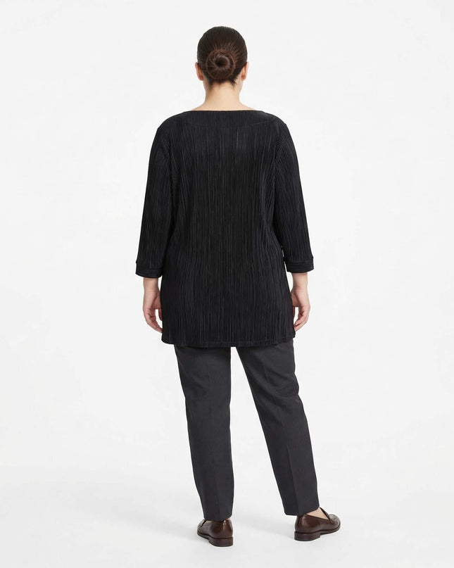 Изглед отзад на официална черна макси туника от плисирана материя солей със 7/8 ръкави, представена в цял ръст на бял фон.