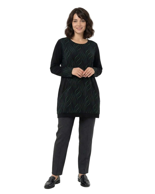 Официална черна макси туника с джобове и зелен абстрактен десен, показана в цял ръст върху бял фон.