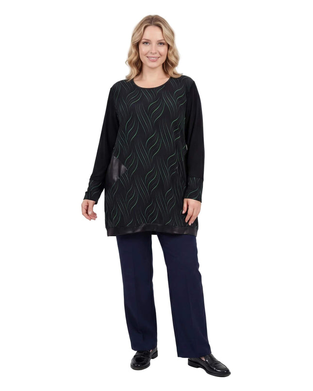 Стилна черна макси туника с джобове и елементи от еко кожа, декорирана с фини зелени линии, заснета в цял ръст.