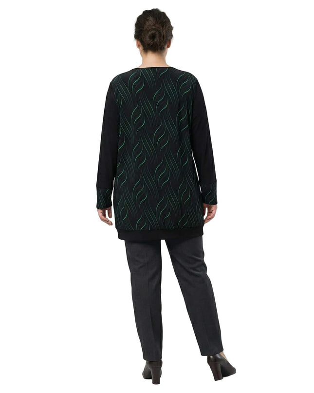 Официална черна макси туника, заснета отзад в цял ръст, с модерен принт от зелени вълнообразни линии на гърба.