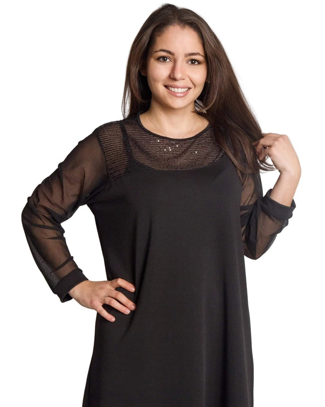 Официална черна рокля с тюлени ръкави и блестящи пайети на деколтето, снимана отпред на бял фон.