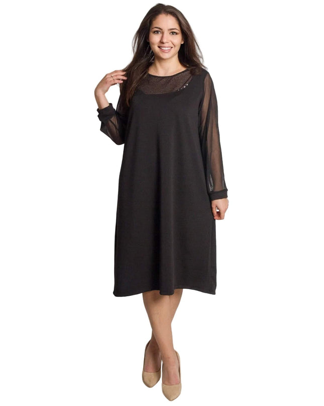 Елегантна официална черна рокля с ефирни тюлени ръкави и акцент с пайети, заснета в цял ръст върху модел на бял фон.