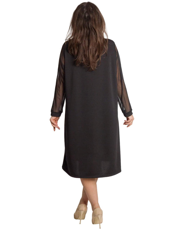 Официална черна рокля с тюлени ръкави и права кройка, заснета в гръб в цял ръст.