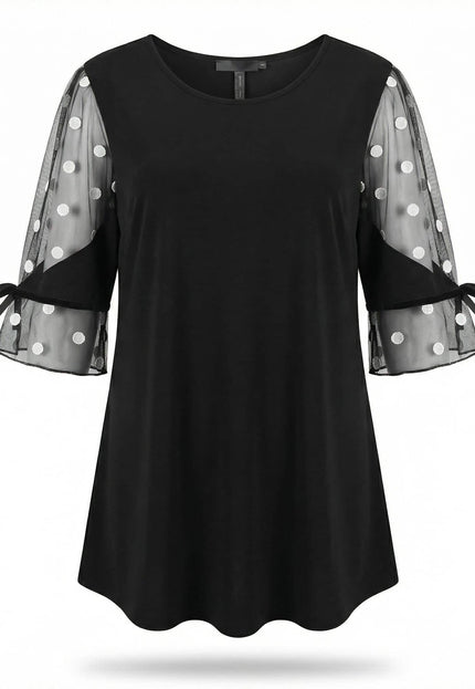 Официална черна туника големи размери с ефектни ръкави от тюл на точки и панделка, представена в цял ръст на бял фон
