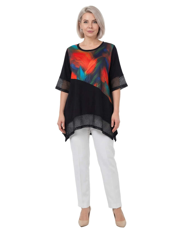 Черна асиметрична туника големи размери с ярък абстрактен мотив и мрежа по краищата, представена в цял ръст.
