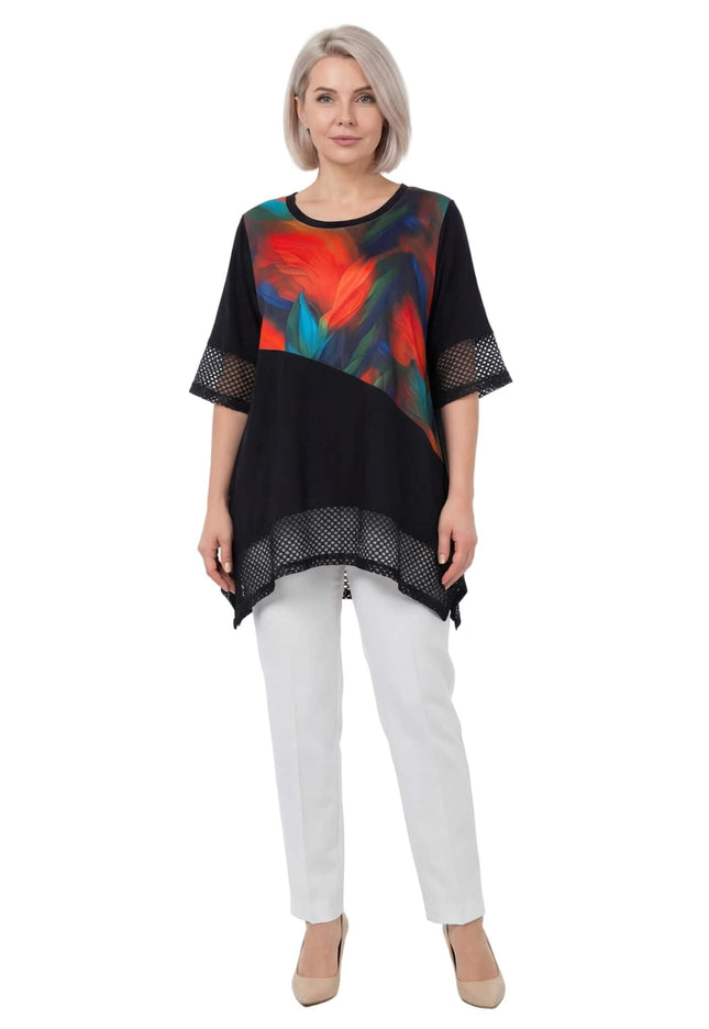 Черна асиметрична туника големи размери с ярък абстрактен мотив и мрежа по краищата, представена в цял ръст.