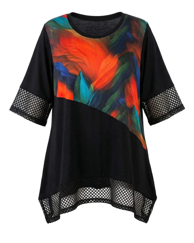 Официална черна туника с цветна абстрактна платка, мрежести детайли по ръкавите и асиметричен подгъв, заснета на бял фон.