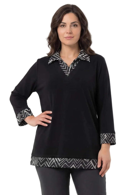Официална черна туника големи размери с яка и маншети в черно-бял зигзаг десен, заснета отпред върху модел.